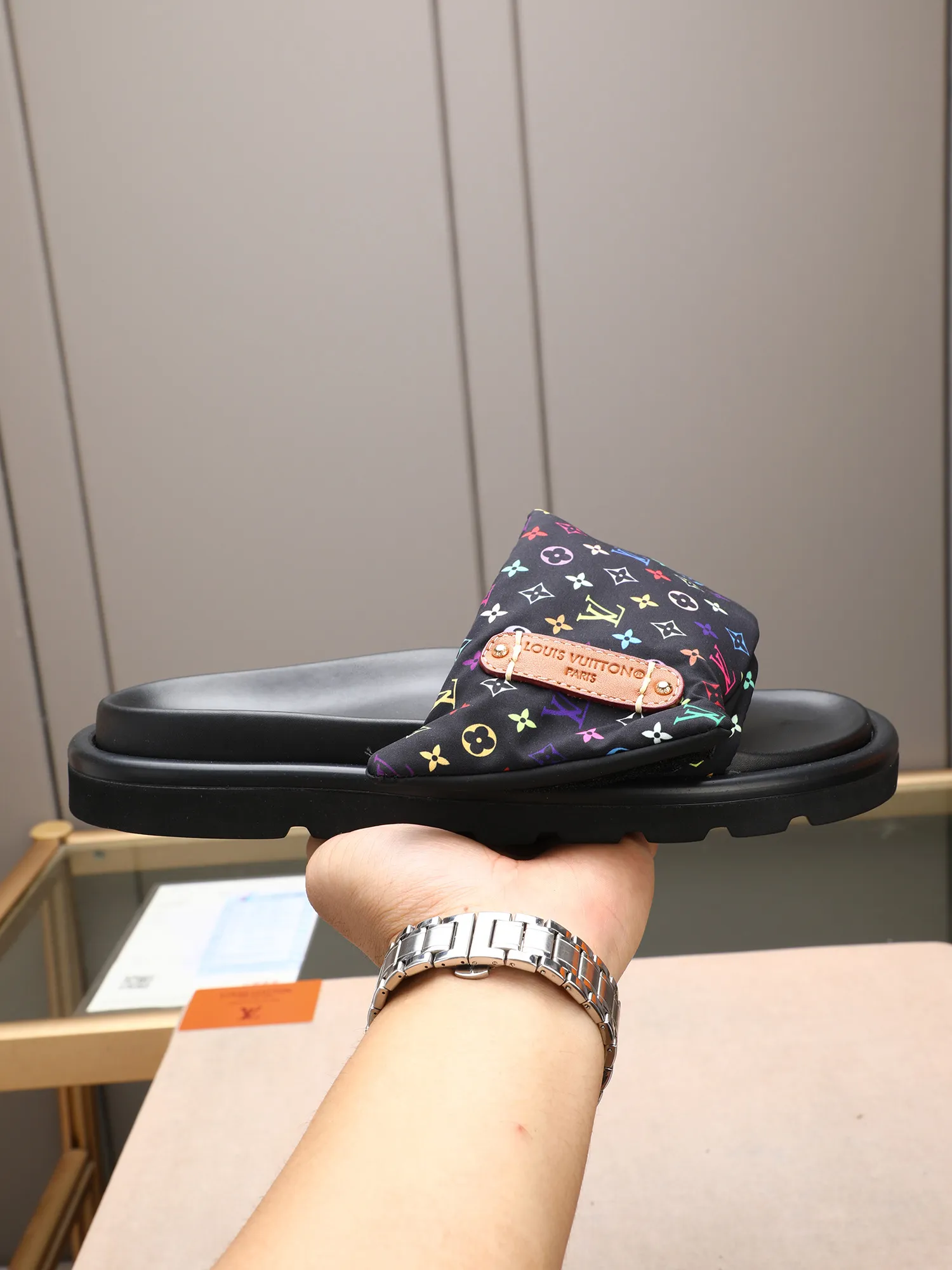 PP360 [LOUIS VUITTON] Louis Vuitton, LV printing, men's and women's slippers are on the market. The drawer box packaging comes with a cloth bag and a card. The upper pattern looks very soft and waxy, and it is a super versatile leg slimming tool. Fabric: imported denim/canvas/old fabric, LV hardware LOGO, official website pattern printing, comfortable to wear, feet: high-elastic PU water table. Sole: foam sole, heel height: about 5cm. Code number: 35-46, 35, 45, 46 are custom-made and non-returnable. Color: multiple colors and styles available.